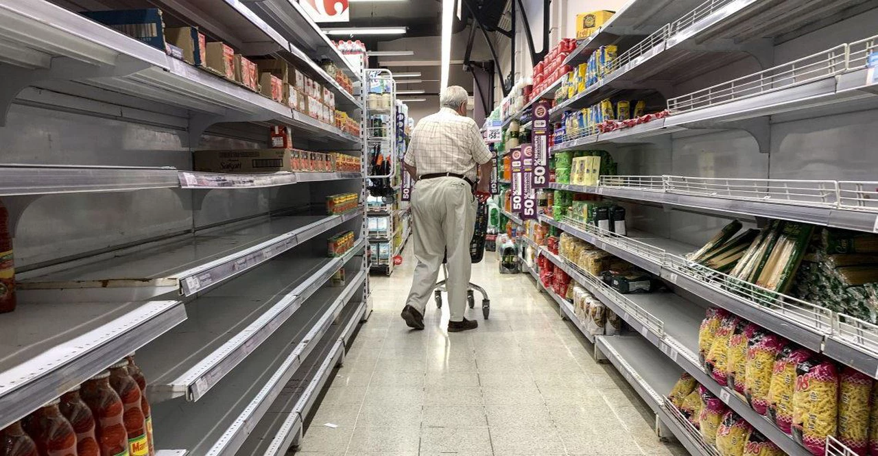 El Gobierno busca terminar con la foto de las góndolas vacías: podría multar a supermercados