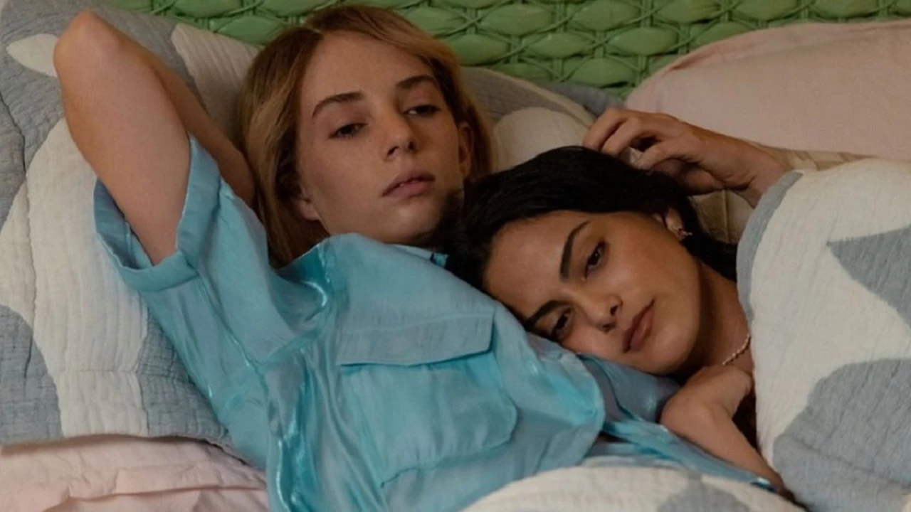 Revancha ya, la película que reúne a Maya Hawke y Camila Mendes a través de Netflix