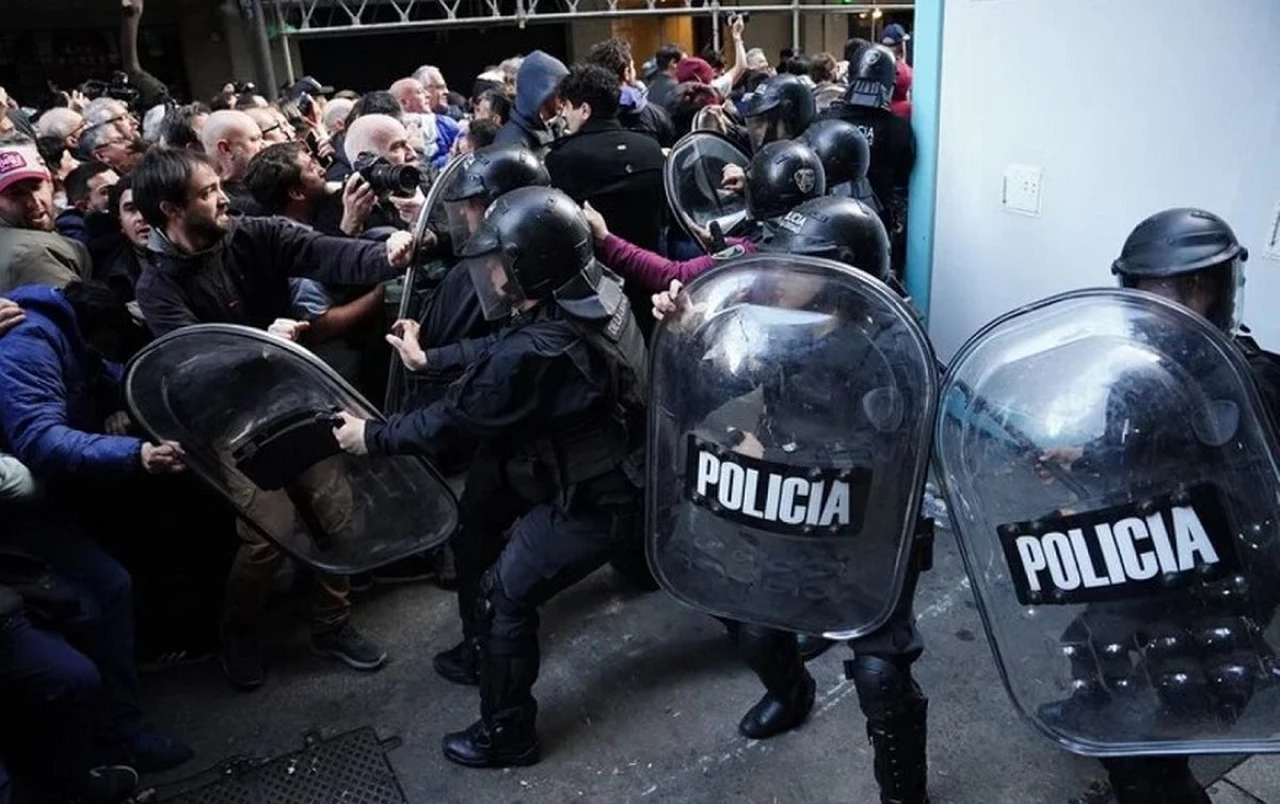 La policía reprimió a los manifestantes que derribaron el vallado frente al departamento de Cristina Fernández