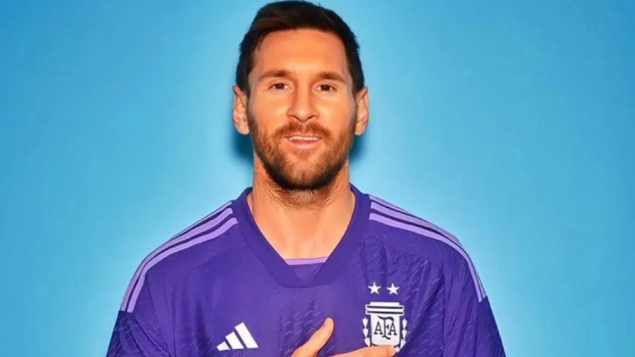 La Selección Argentina presentó una camiseta suplente para el Mundial de Qatar: ¿por qué es violeta?