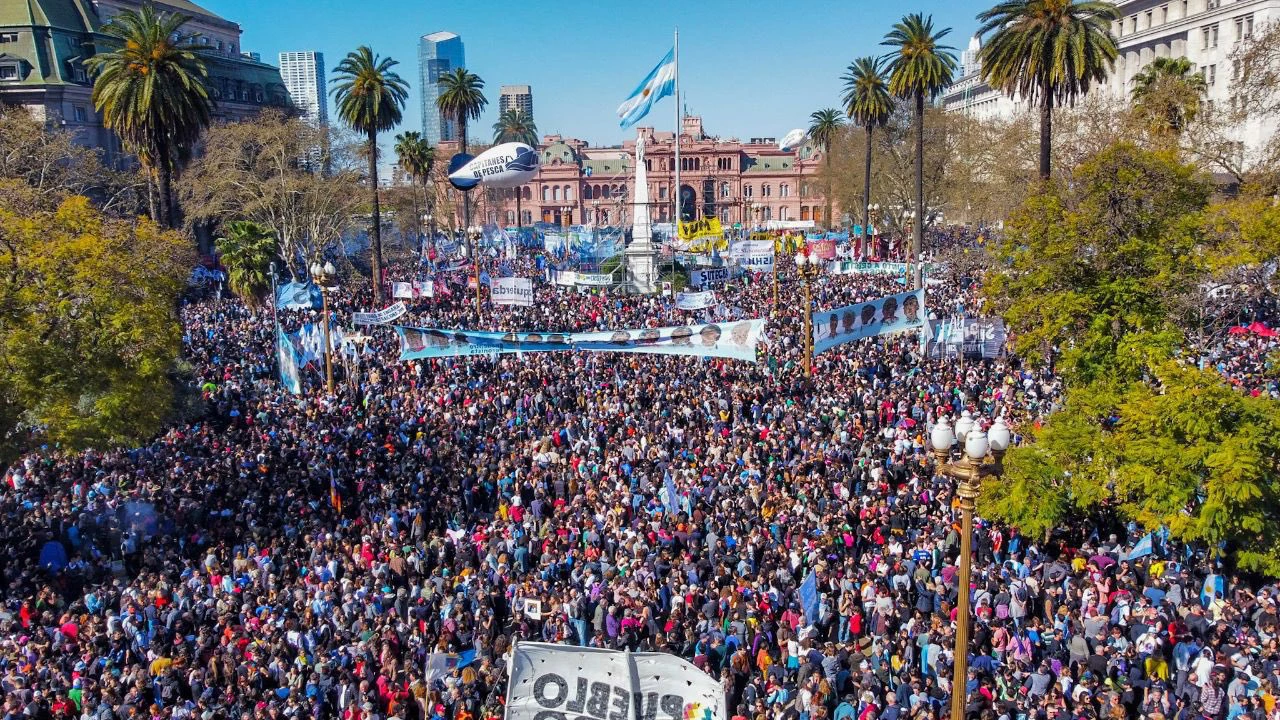 Plaza de Mayo, colmada por las marchas en apoyo a Cristina Kirchner