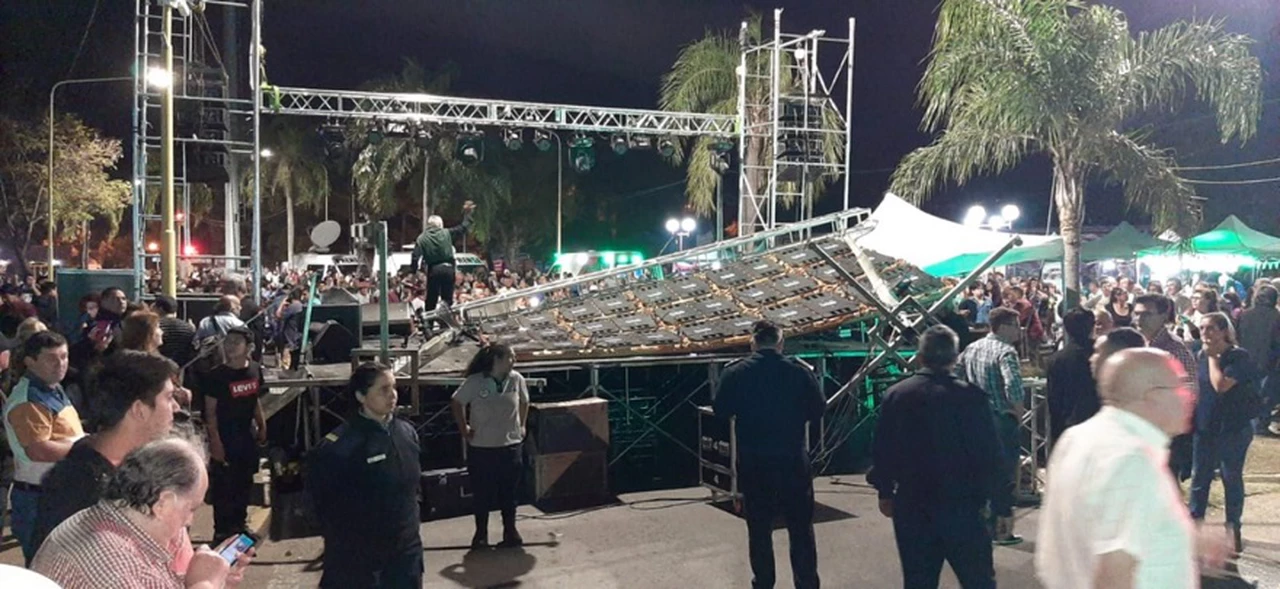 Video | Dramágico: una pantalla gigante cayó en pleno show sobre una cantante