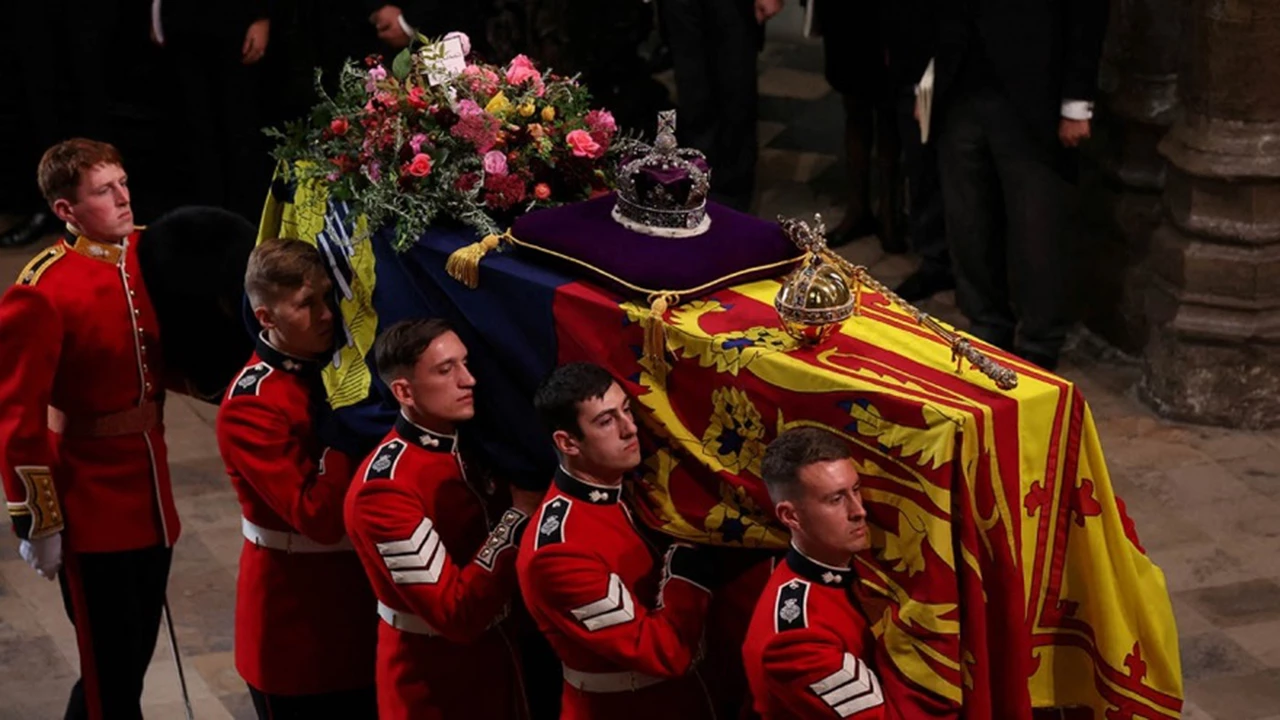 La reina Isabel II fue enterrada junto a su esposo en la Capilla del Castillo de Windsor