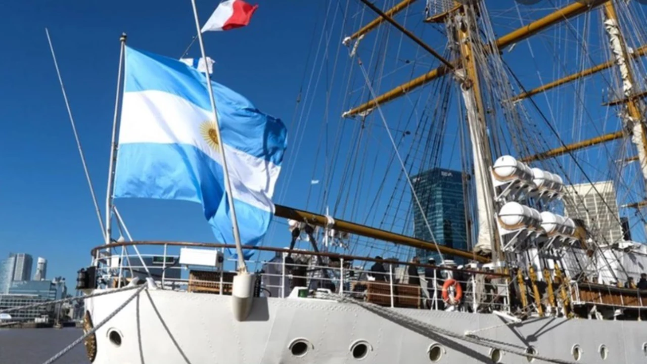 Fragata Libertad, varada por el paro de remolcadores portuarios: dictaron conciliación obligatoria