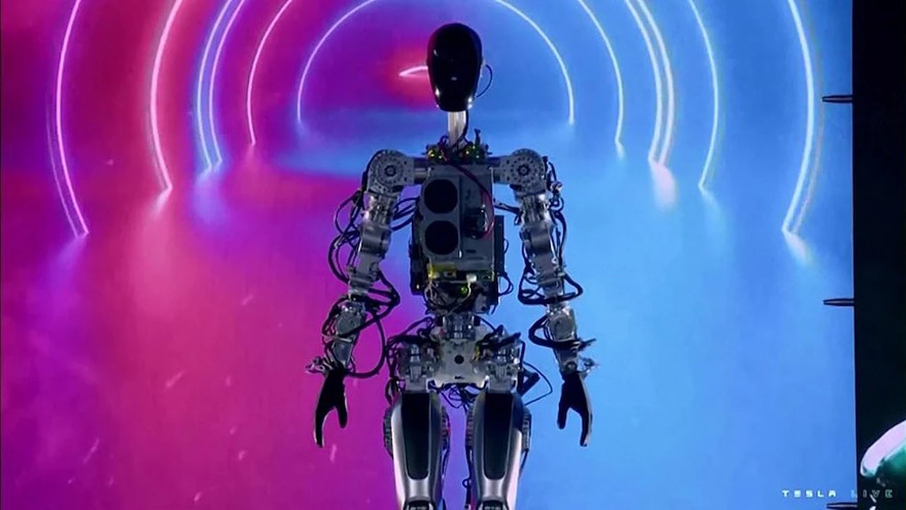 VIDEO | Elon Musk sale de paseo con Optimus, el robot humanoide de Tesla