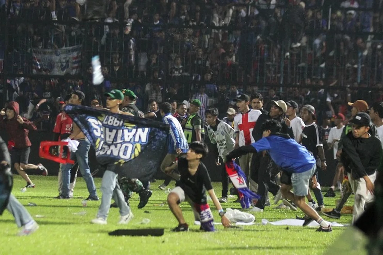 VIDEO | Horror en el fútbol de Indonesia: corridas, gritos y una estampida que acabó en tragedia