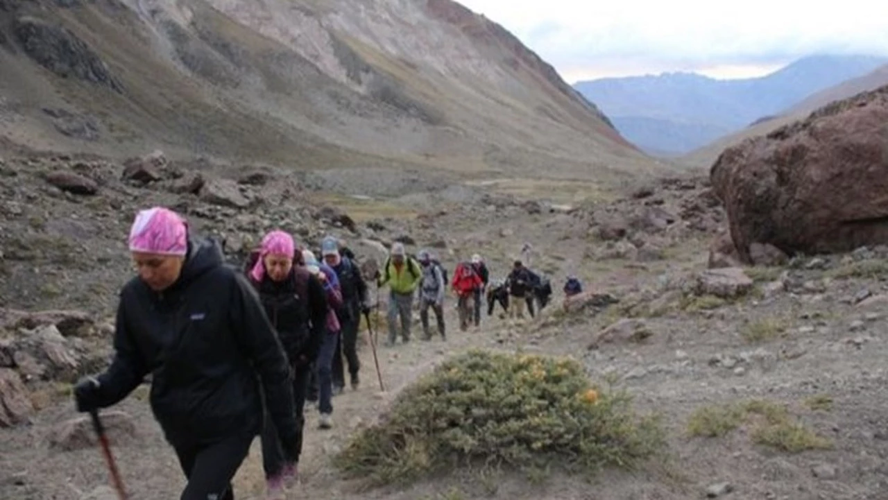 Tras superar el cáncer de mama, pacientes y médicos homenajearon la vida en el corazón de la Cordillera