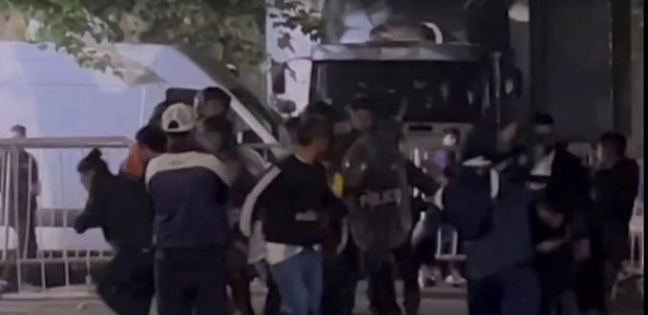 Video | así fue el enfrentamiento entre hinchas de Gimnasia y la Policía fuera del estadio