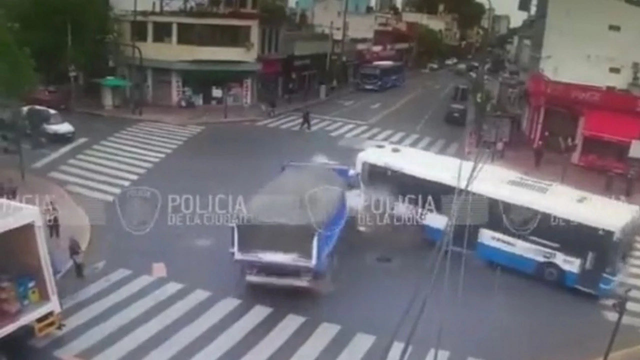 VIDEO | Violento choque entre colectivo y camión dejó 12 heridos: imágenes estremecedoras
