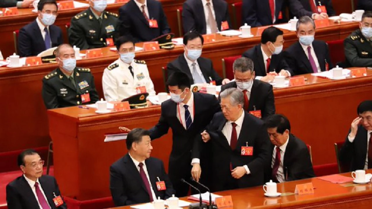 VIDEO| Escándalo en China: echaron por la fuerza al expresidente Hu Jintao del Congreso que reeligió a Xi Jinping
