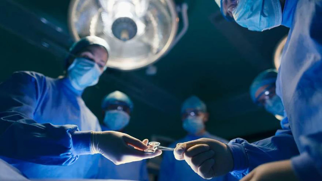 Cepo al dólar: clínicas y hospitales advierten que deberán suspender cirugías por falta de insumos médicos