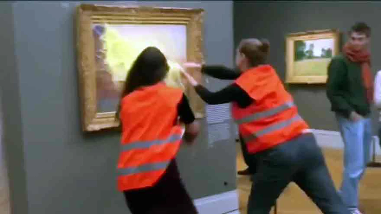 Video: Vandalizaron con puré de papas una obra de Claude Monet