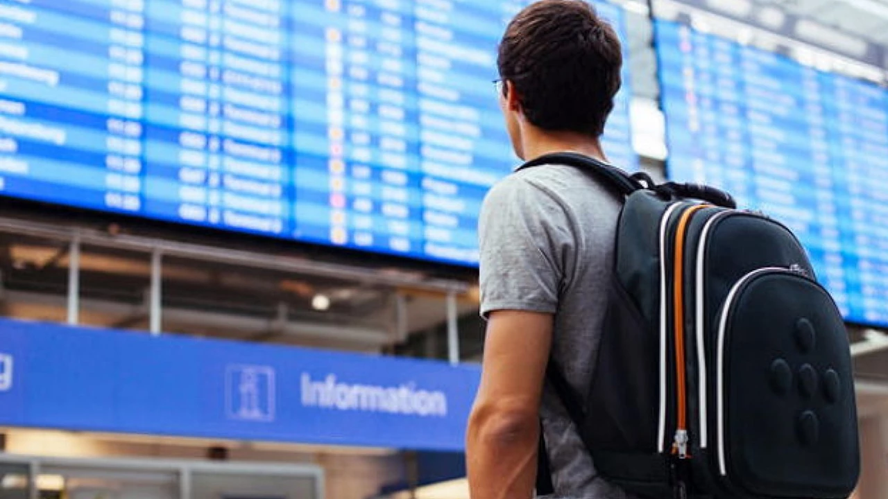 Misterio resuelto: por qué hay que sacar la computadora de la mochila antes de pasar por el escáner del aeropuerto