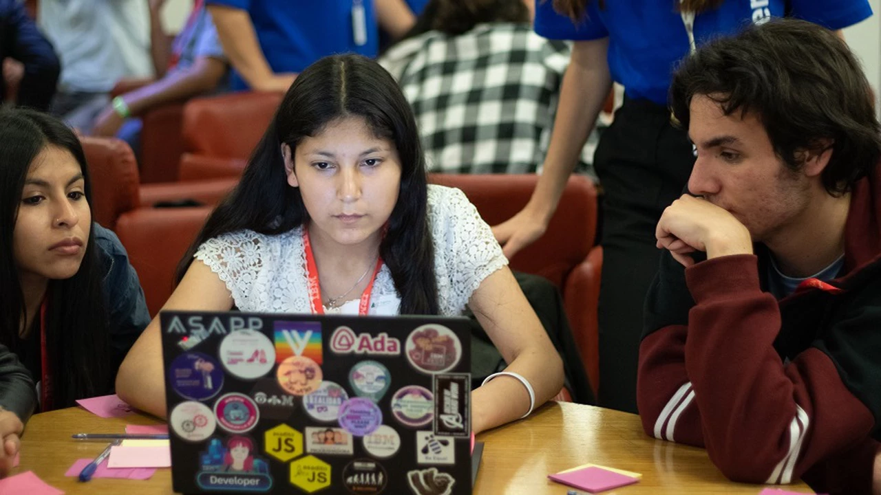 Google.org y Junior Achievement otorgarán 200 becas para formar en habilidades digitales a mujeres