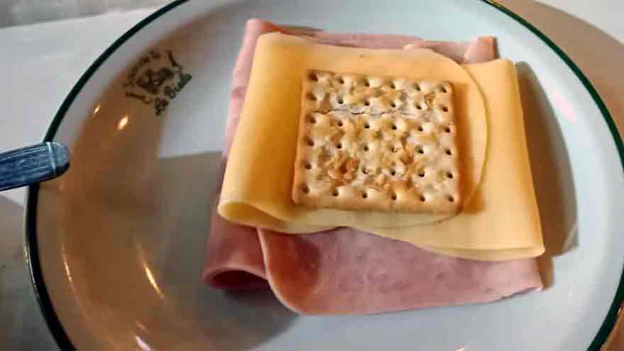 Le cobraron $1.100 por una galletita con jamón y queso en Recoleta, lo compartió en sus redes y se viralizó