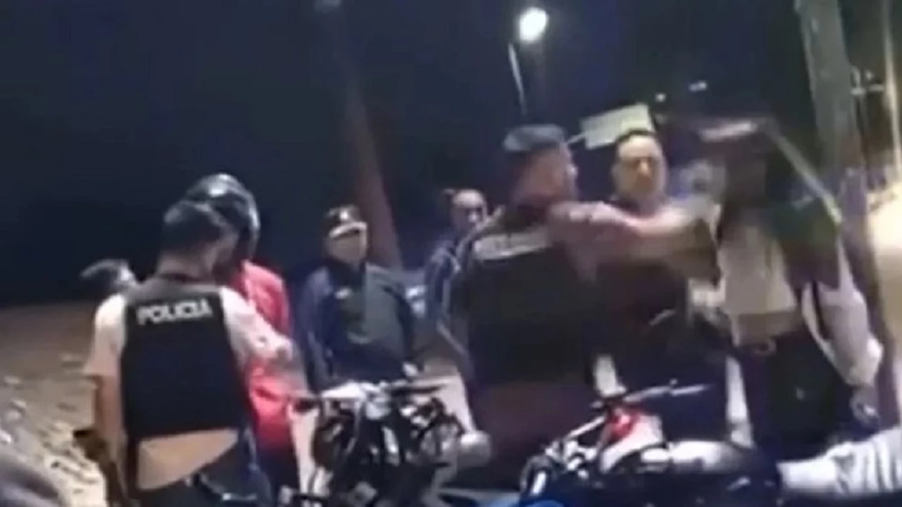 VIDEO | Un policía le pegó una cachetada a una mujer en un control de tránsito: "Callate la boca, sucia"