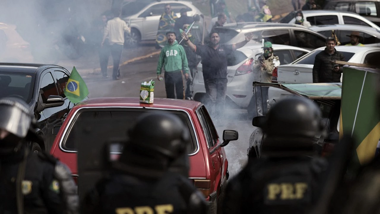 Crece la tensión en Brasil: la Policía despeja piquetes bolsonaristas con balas de goma y gases lacrimógenos
