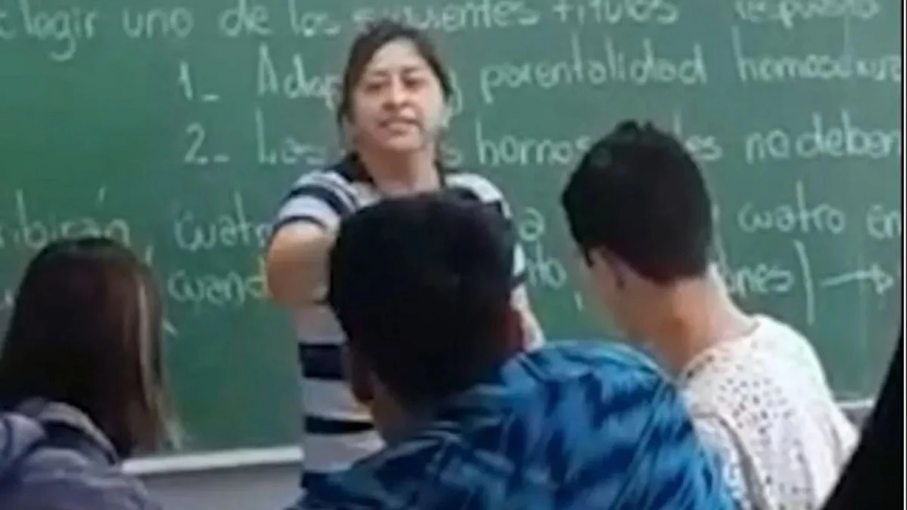 VIDEO | Una mujer golpeó a un chico en un aula de secundario al acusarlo de hacerle bullying a su hijo