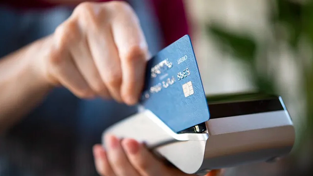 AFIP vigilará cuánta plata gastás con tu tarjeta de débito en marzo: a partir de qué monto