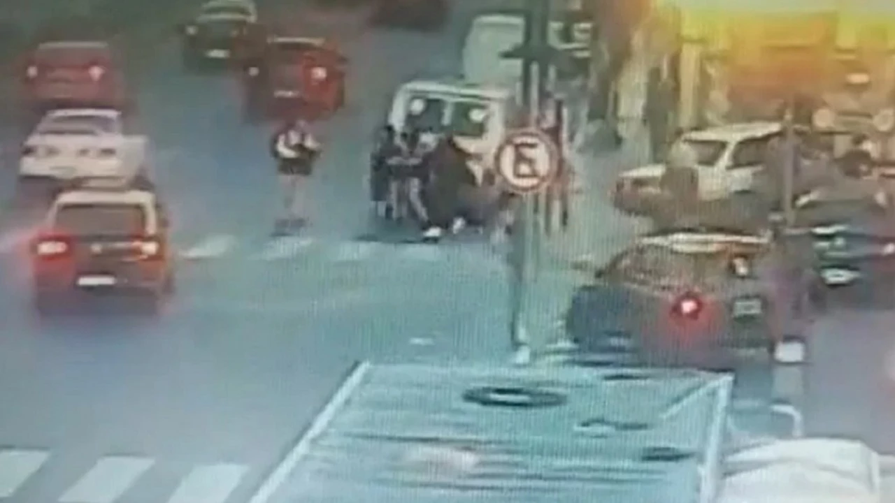 VIDEO | Un auto perdió el control en Lanús y chocó contra una pizzería