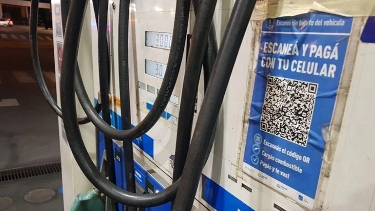 El Gobierno prohibió a estaciones de servicio cobrar con QR cerca de surtidores de combustible