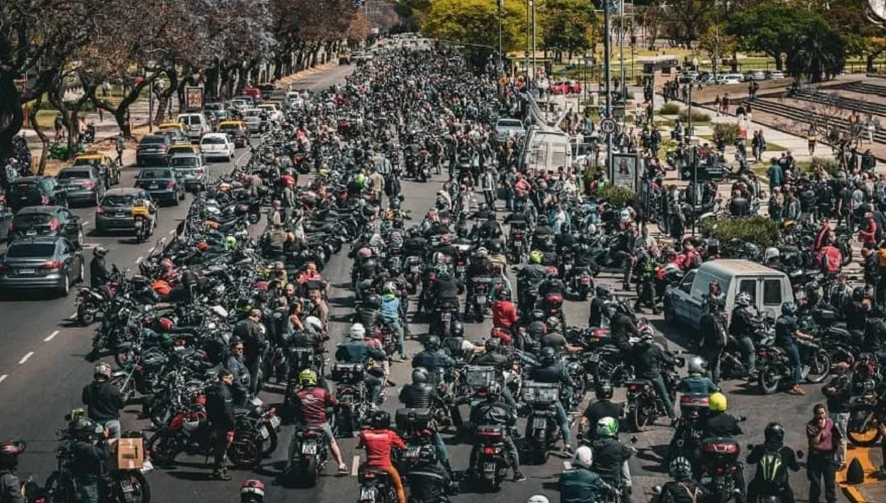 Motociclistas agrupados marchan a la quinta de Olivos en reclamo de más seguridad