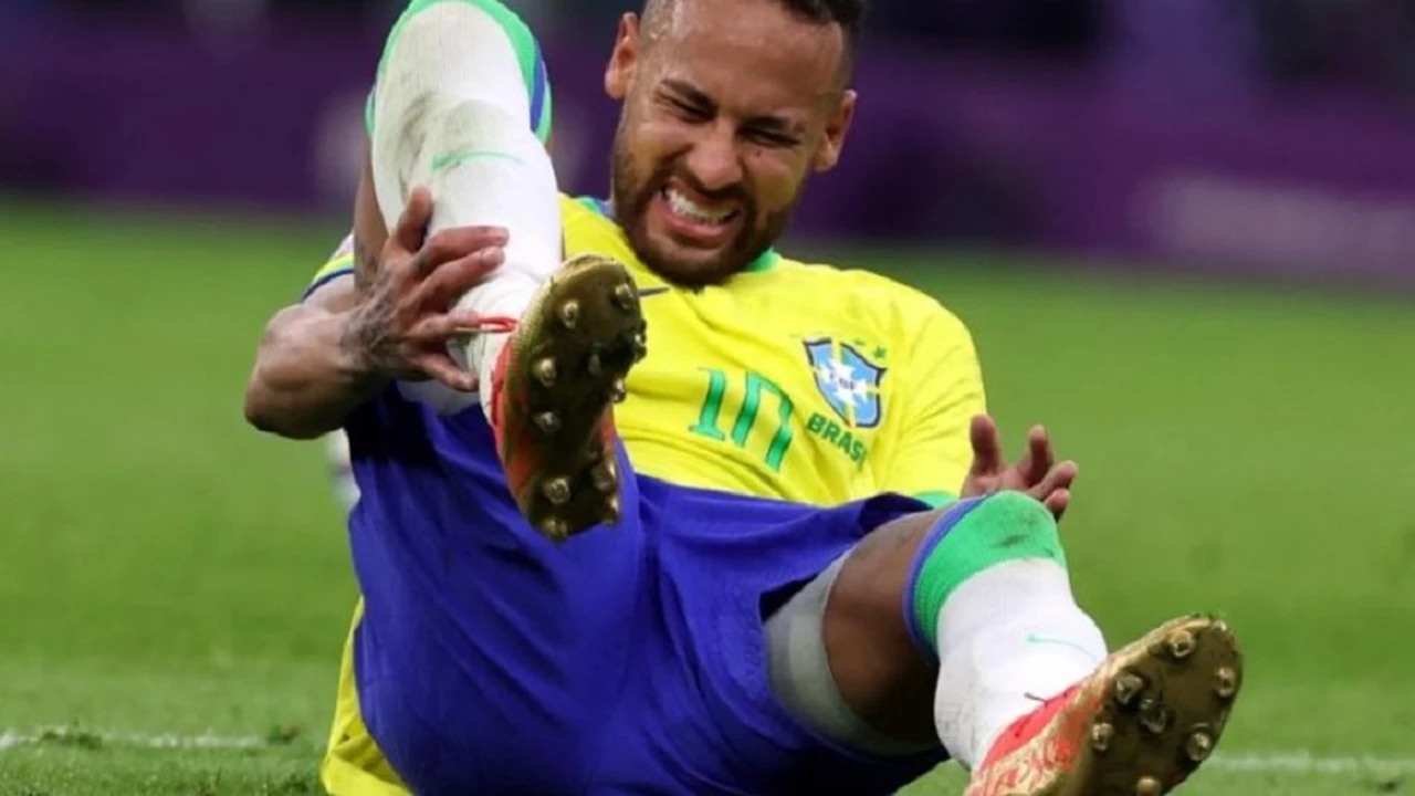 Alarma en Brasil: Neymar salió con fuerte dolor en el tobillo derecho del partido con Serbia