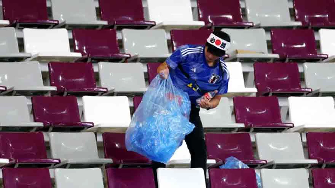 ¿Por qué los hinchas de Japón limpian los estadios después de los partidos?