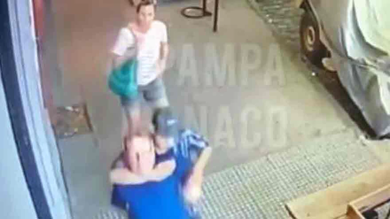 VIDEO | Brutal ataque por la espalda a un turista en Palermo para robarle el reloj