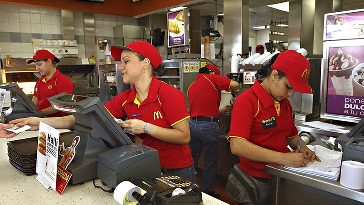 Suba de sueldo para empleados de McDonald's y Burger King: cobran este jugoso salario en mayo
