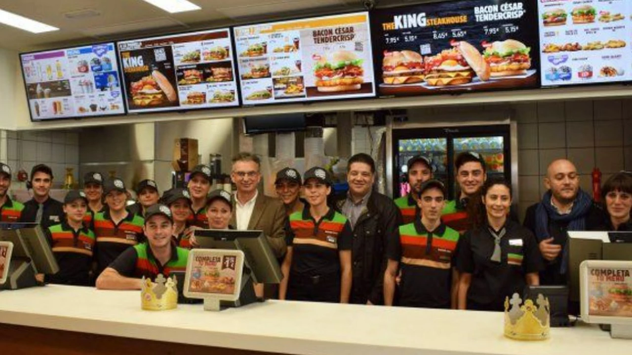 Empleados de McDonald's y Burger King cobrarán un jugoso sueldo básico tras súper paritaria del 103%