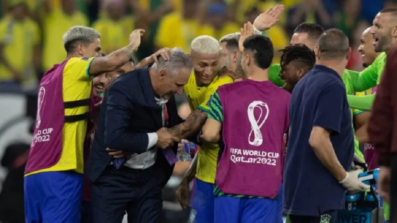 Video: el insólito baile del técnico de Brasil tras el golazo que Richarlison le hizo a Corea del Sur