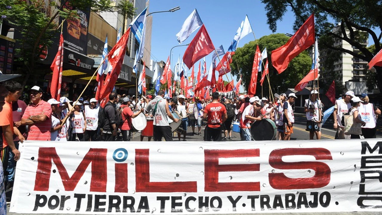 En apoyo a Cristina Kirchner, organizaciones sociales y gremios se concentran en Comodoro Py