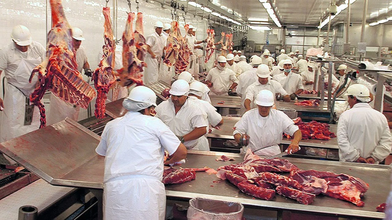 Alerta en la industria de la carne: uno de los principales frigoríficos suspendió operaciones y dio vacaciones a 2.500 empleados