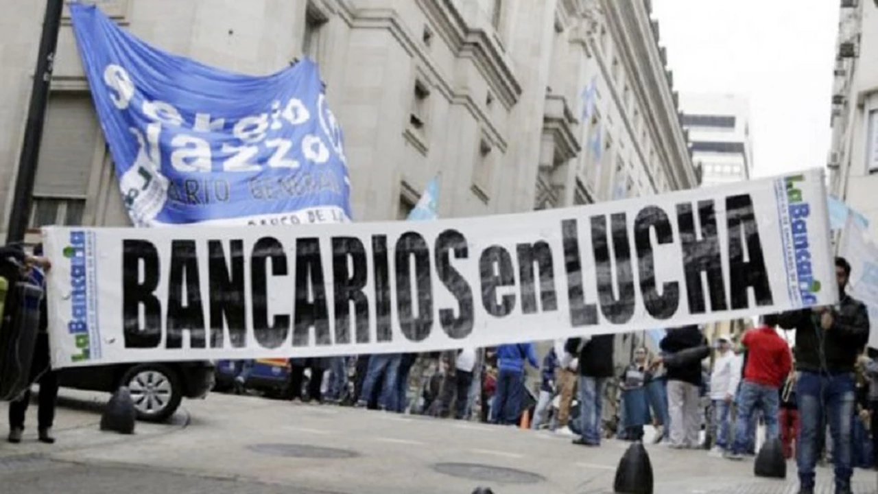 Bancarios le declaran la guerra al techo del 60% a sueldos que pide Massa: van por súper paritaria