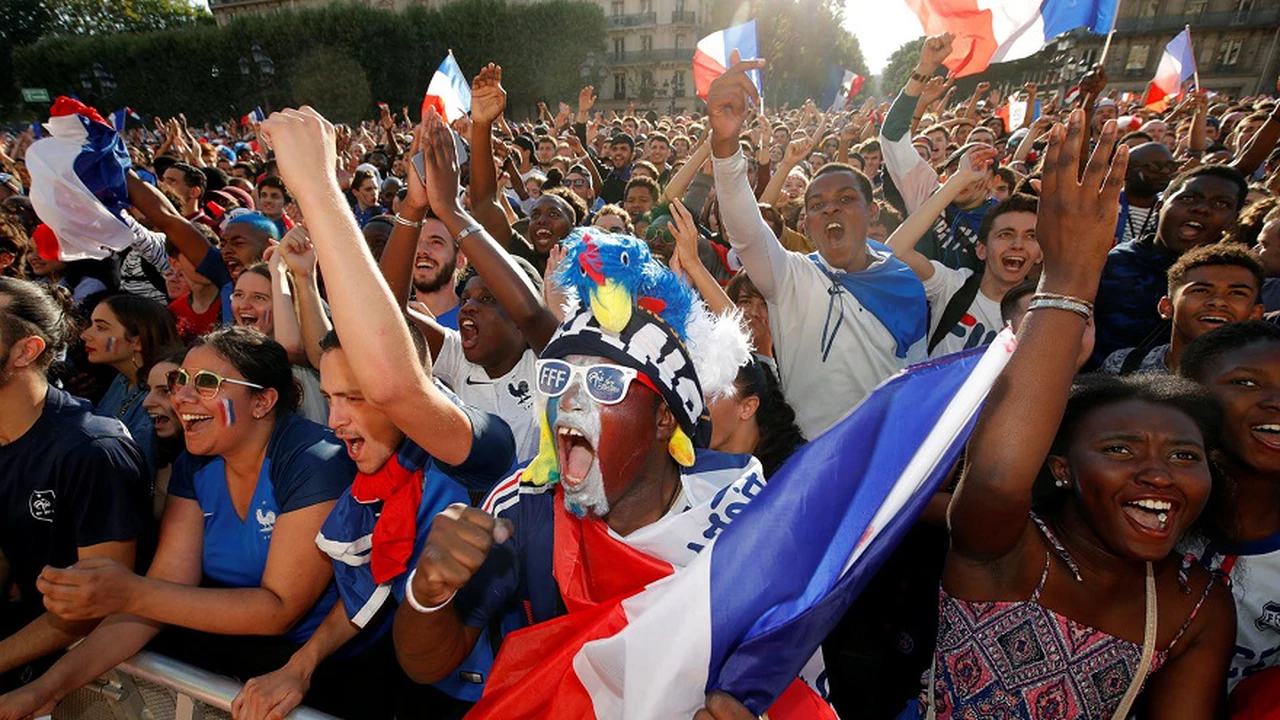 No lo pueden superar: fanáticos franceses se limpian los pies con una camiseta de Messi