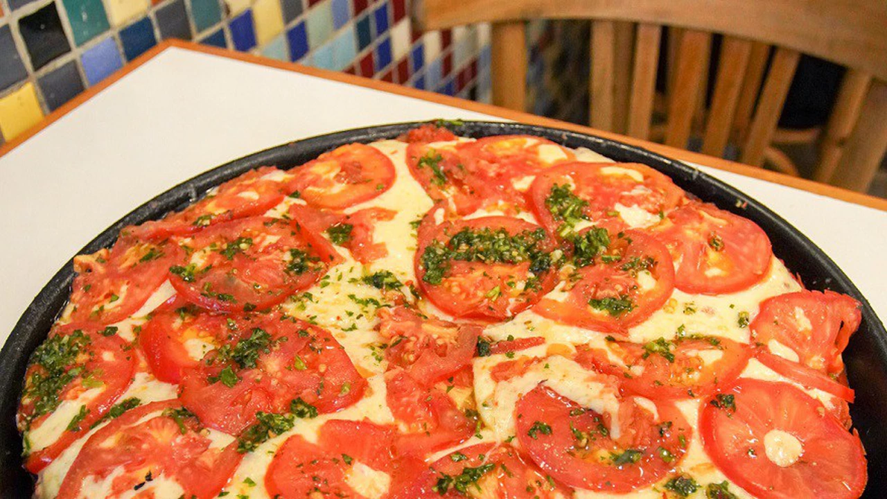 Un joven emprendedor reabrió una histórica pizzería porteña y revolucionó las redes
