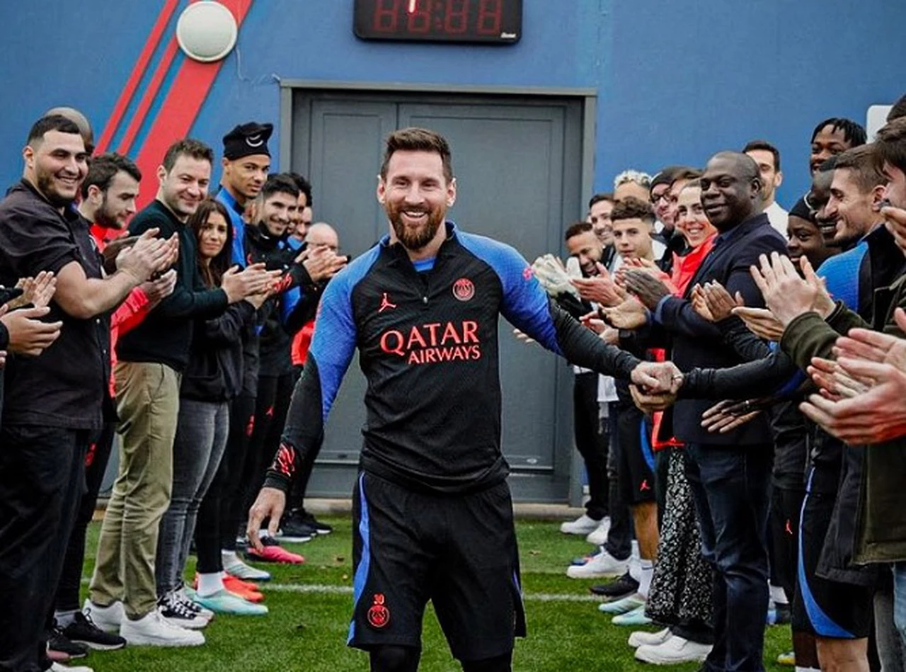 Pasillo de campeón y aplausos: el emocionante recibimiento para Messi en su regreso al PSG
