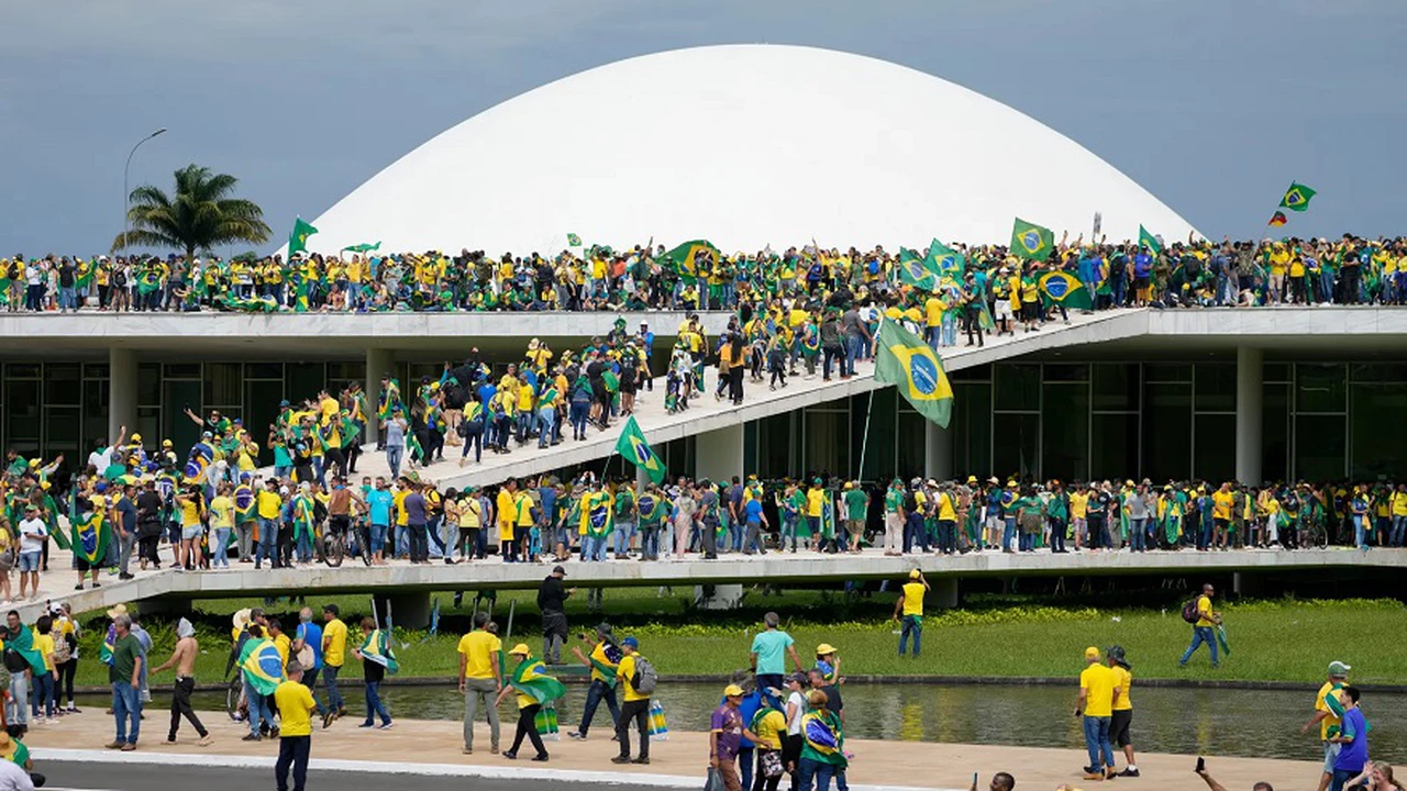 Militantes de Bolsonaro tomaron el Congreso, la Presidencia y la Corte para pedir un Golpe de Estado contra Lula