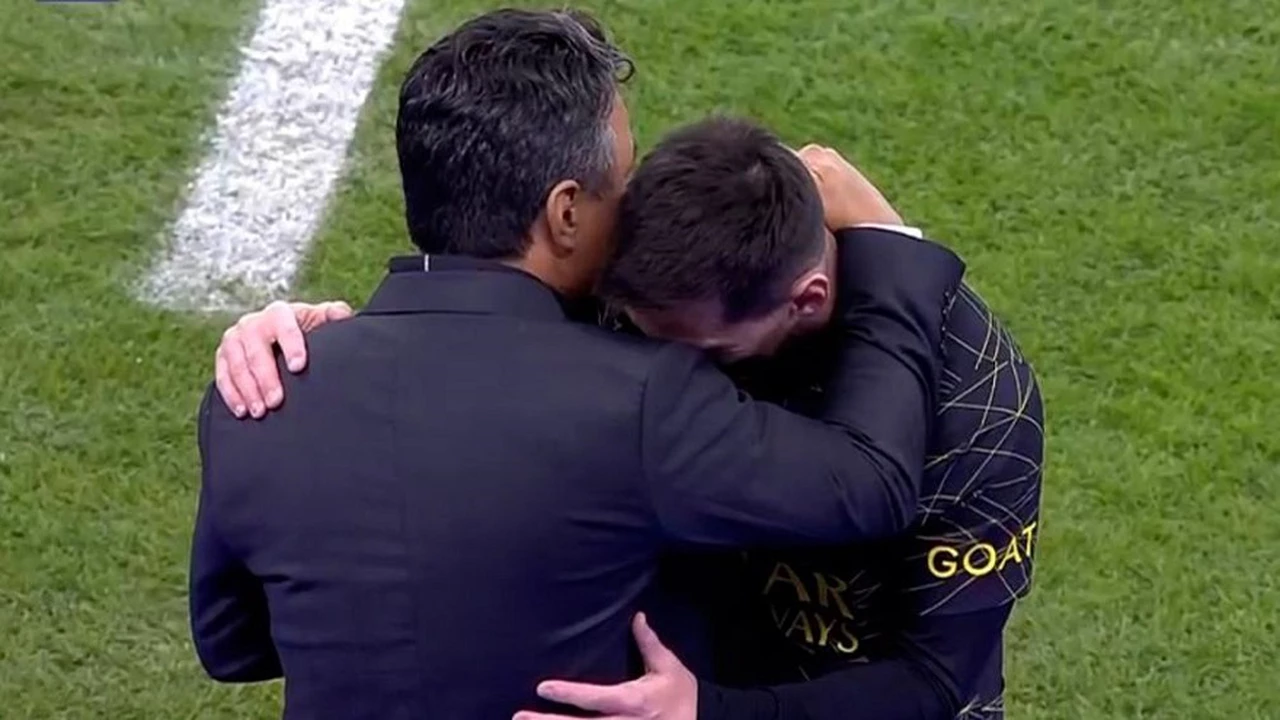 El emocionante abrazo entre Lionel Messi y Marcelo Gallardo: hubo charla y risas cuando se cruzaron en la cancha