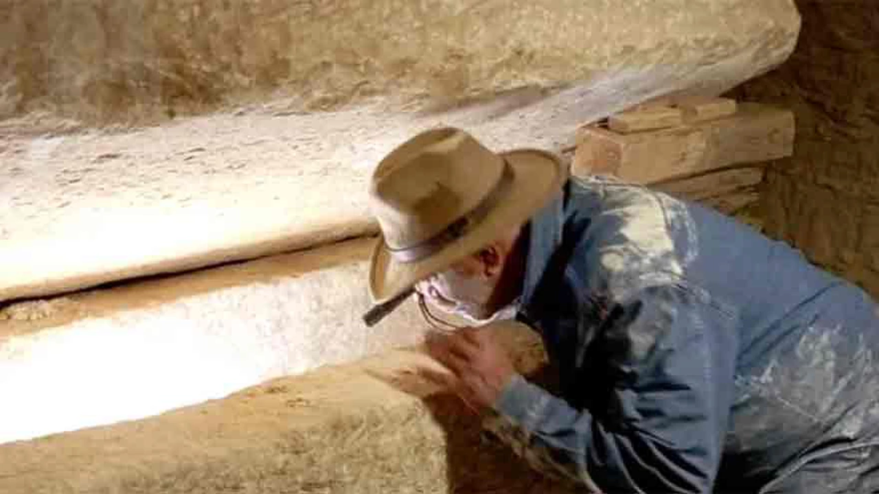 Encuentran una momia cubierta de oro en un sarcófago en Egipto