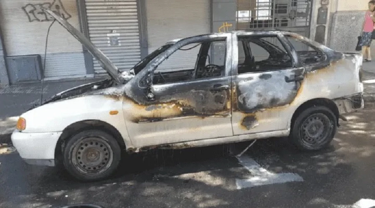 Día de furia: incendió su auto porque lo iban a secuestrar los inspectores