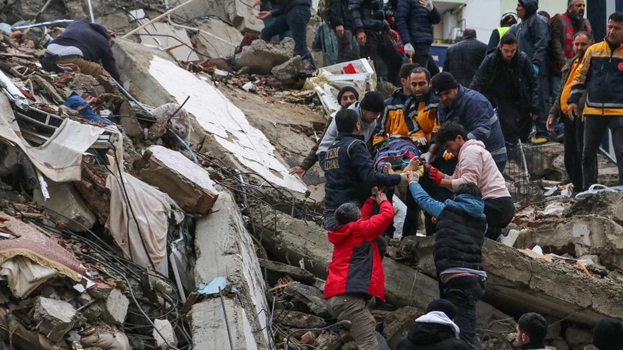 Centenares de muertos por potente terremoto en Turquía y Siria