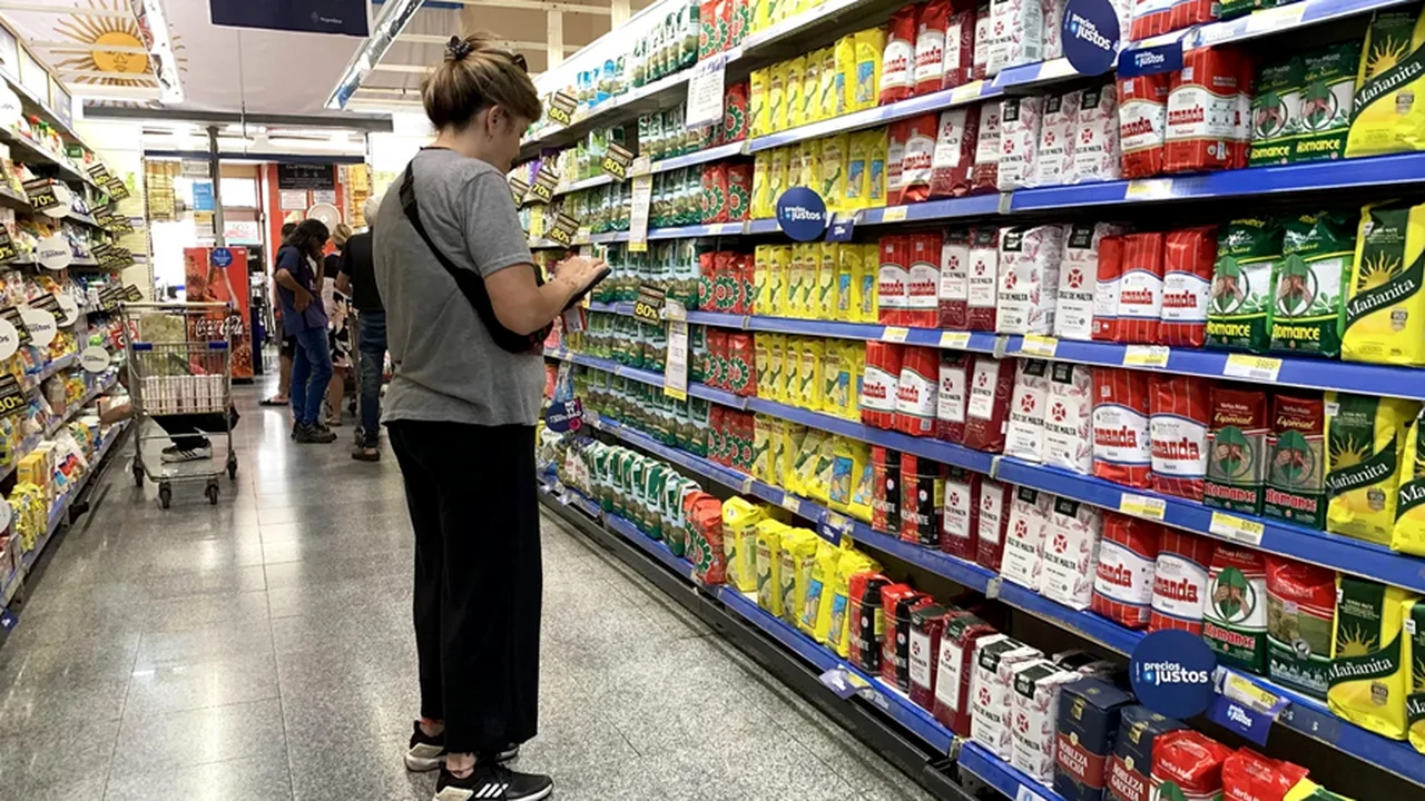 Por la alta inflación, más de un tercio de las compras de primera necesidad se hacen con tarjeta de crédito