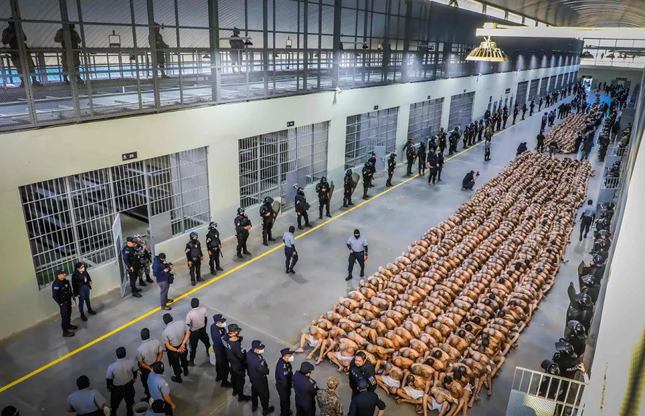 De película: así conviven y tratan a los presos en El Salvador en la nueva cárcel de Bukele