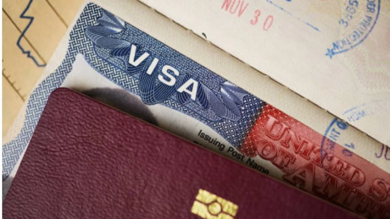 Se confunden pero son distintas: ¿en que se diferencian la Tarjeta verde y la Visa para Estados Unidos?