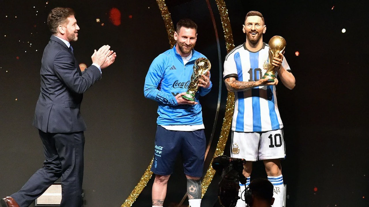 Estatua, bastón y la Copa del Mundo: así fue el homenaje de Conmebol a Lionel Messi