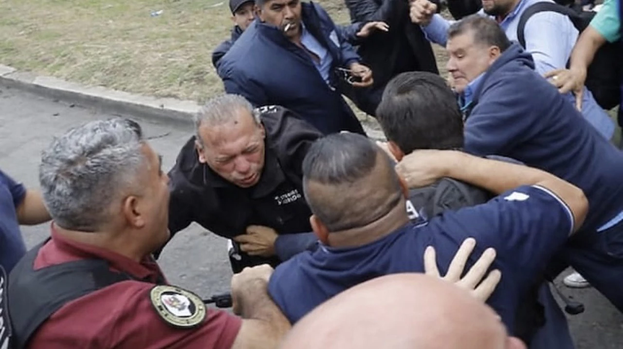 Video: así fue el momento en el que colectiveros atacaron al ministro Sergio Berni