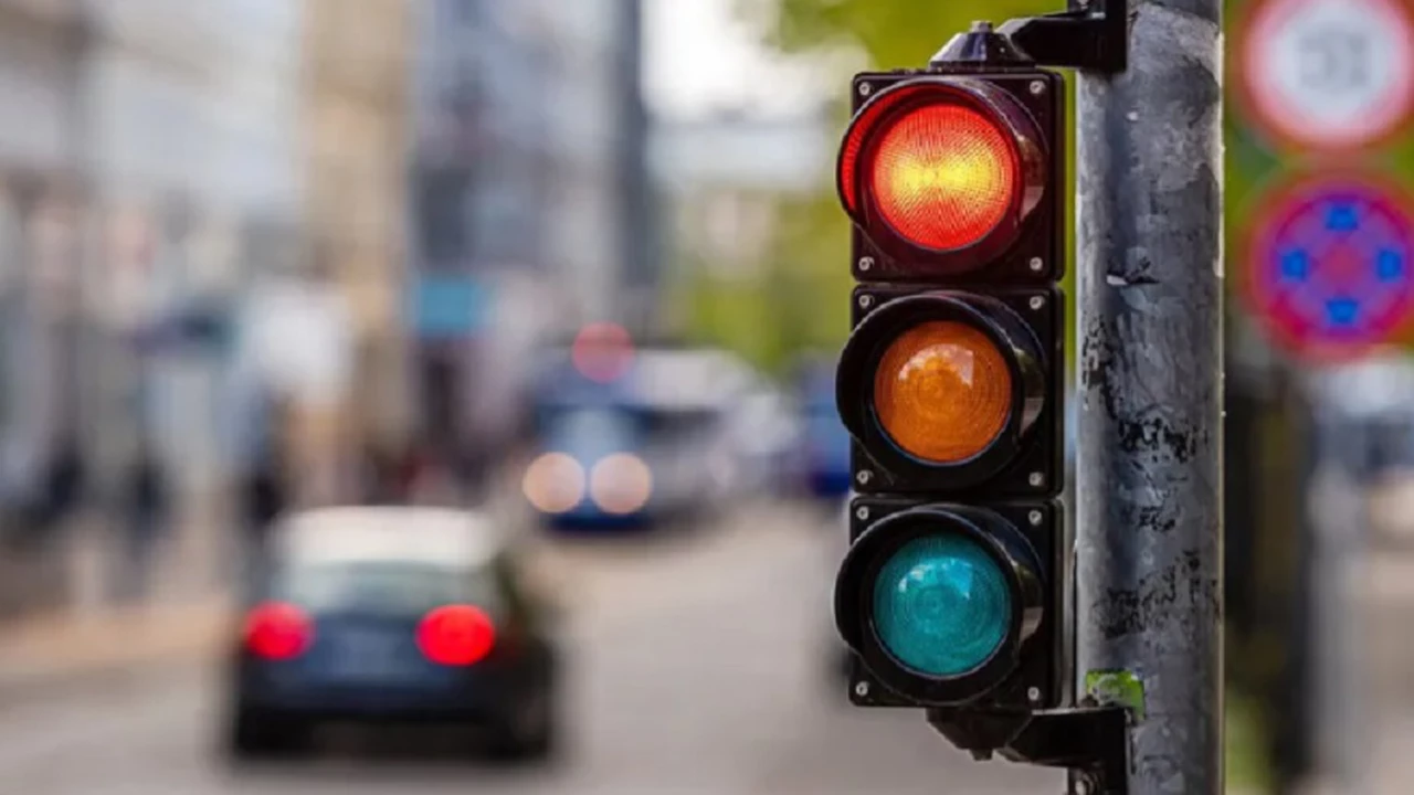 Avanzan los semáforos de cuatro colores: qué viene después del rojo, amarillo y verde y para qué sirve
