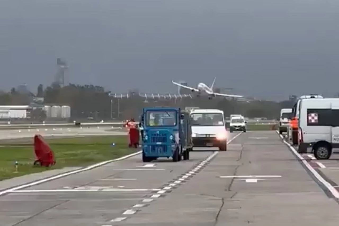 VIDEO | Un avión de Flybondi hizo una arriesgada maniobra para aterrizar con fuertes ráfagas de viento